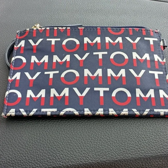 Tommy Hilfiger wristlet - Picture 2 of 4